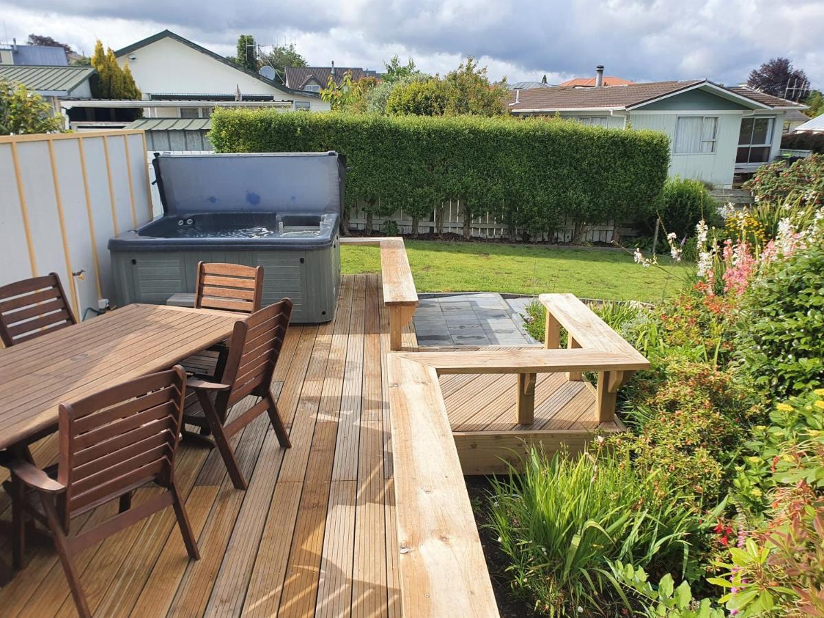 Golden Views On Golders - Hot Tub & Lake Views Taupo Eksteriør bilde